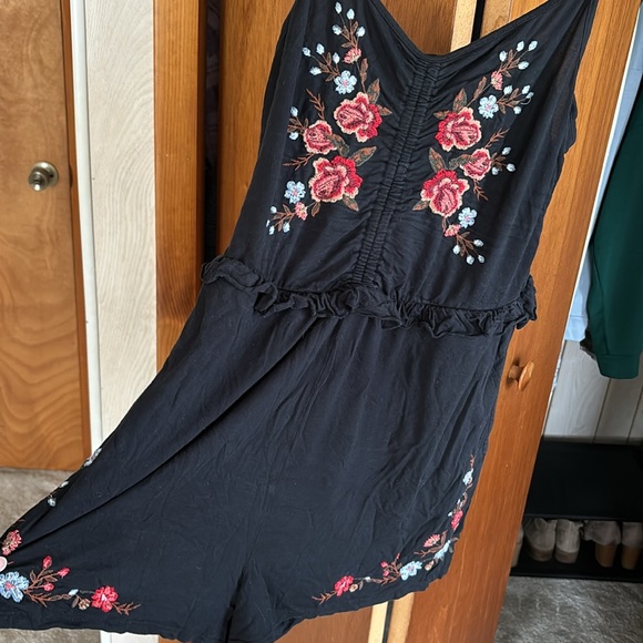 American Eagle black floral romper - Picture 2 of 3